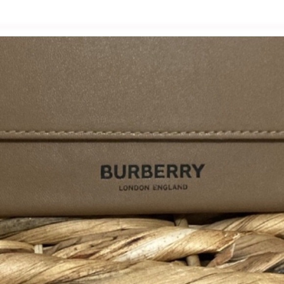 🔴 Elegant Burberry Eyeglass Case in sleek tan leather! 🔥 - Picture 9 of 10